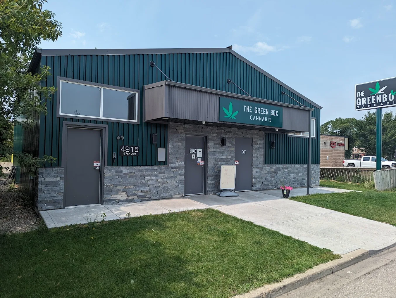 The Green Box Cannabis - Innisfail store front