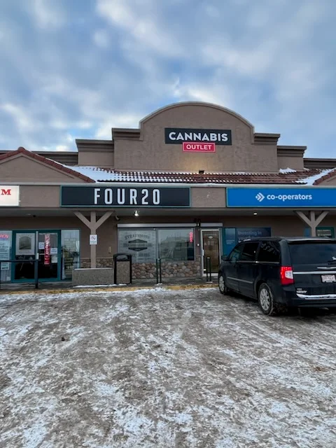 FOUR20 - FOUR20 - Strathmore store front