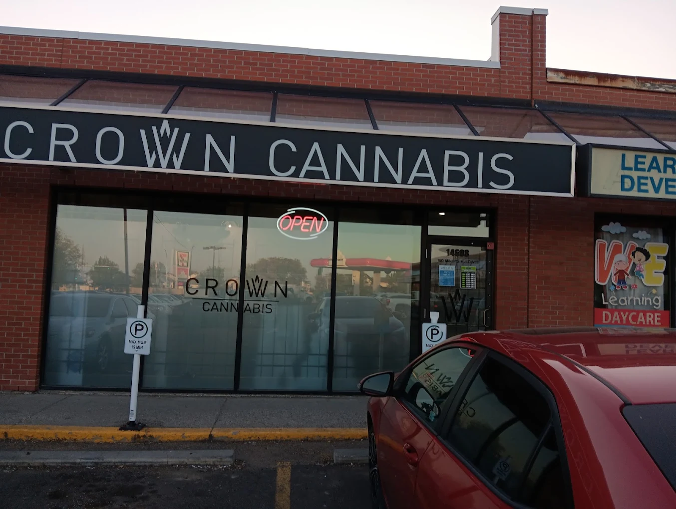 Crown Cannabis - Crown Cannabis - Casselwood store front