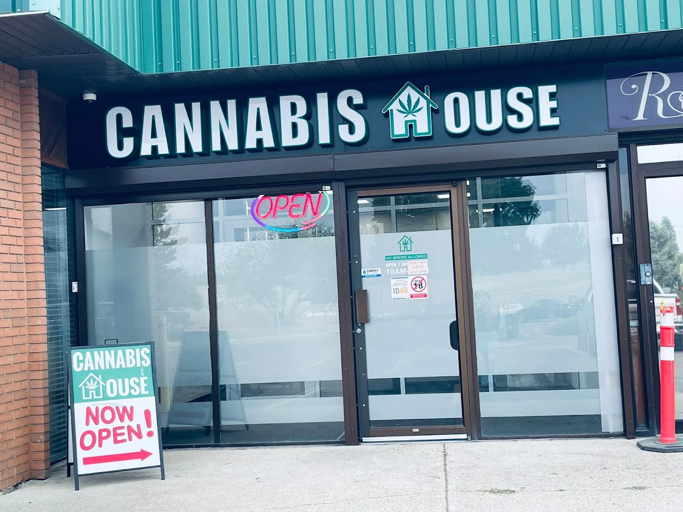 Cannabis House - Cannabis House - Whitemud 66 store front