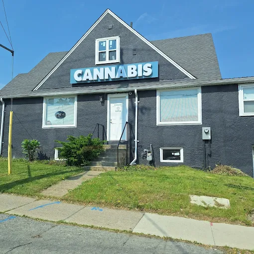 On The Ridge Co Cannabis - On The Ridge Co Cannabis - Lundy's store front