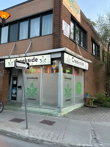 Creekside Greens - Ottawa store front