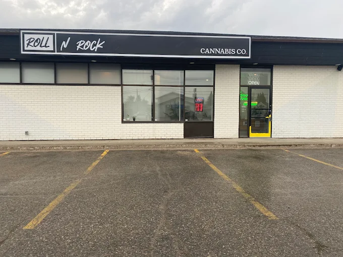 ROLL N ROCK Cannabis Co - ROLL N ROCK Cannabis Co - Timmins store front