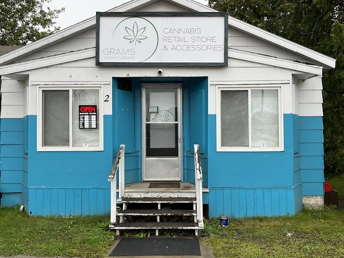 Grams Smokey Dreams - Gram's Smokey Dreams store front